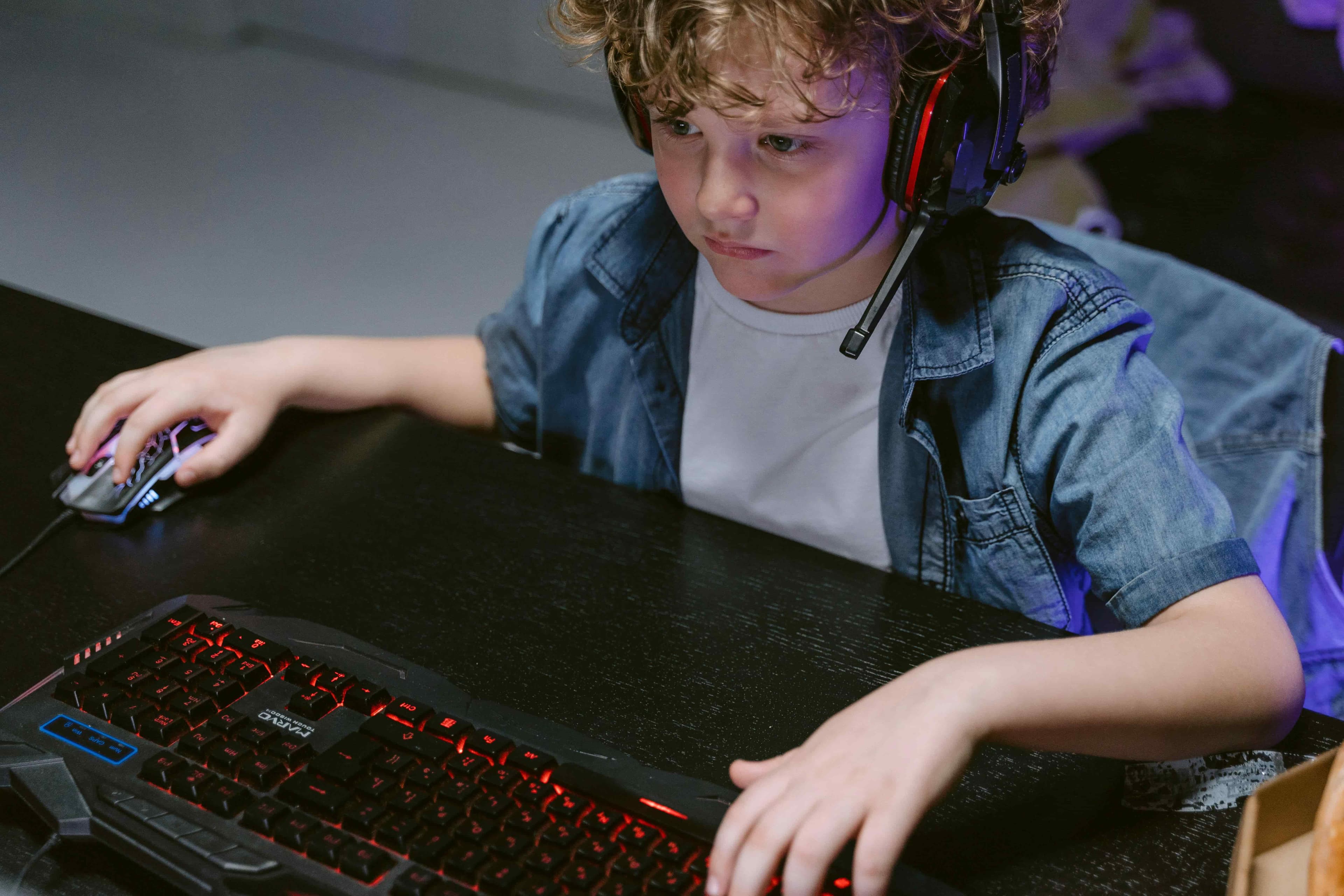 No solo código. ¿Qué roles (además del programador) se necesitan para crear un videojuego? (Game Designer, Artista 3D, Tester)